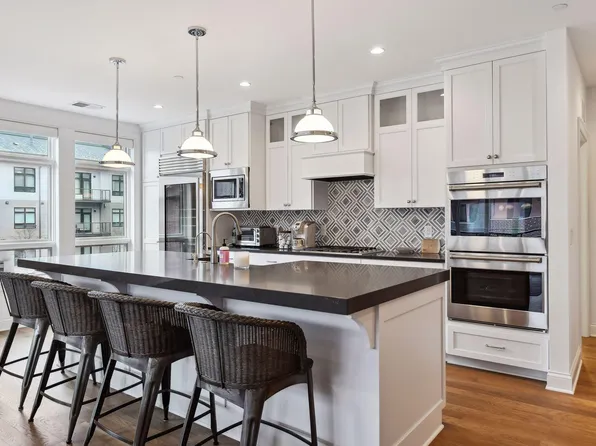 875 Lake St N APT 321, Wayzata, MN 55391