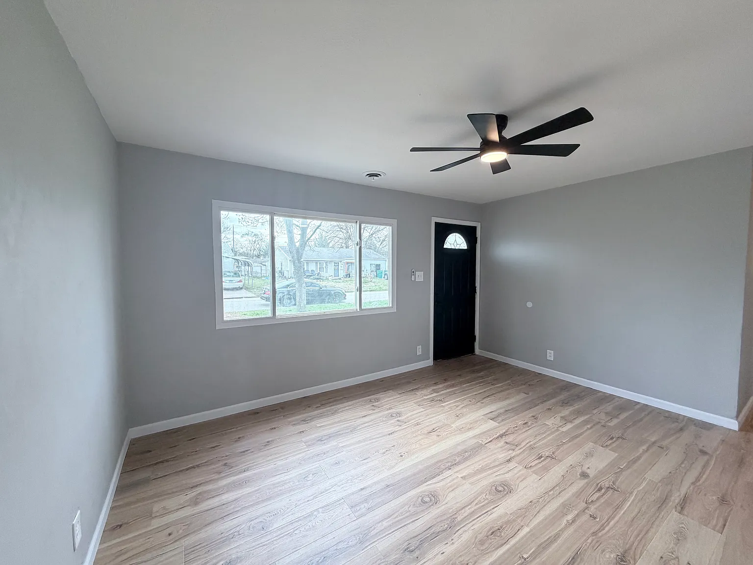 Available Now 4 Bedroom 1 Bathroom — Photo 2