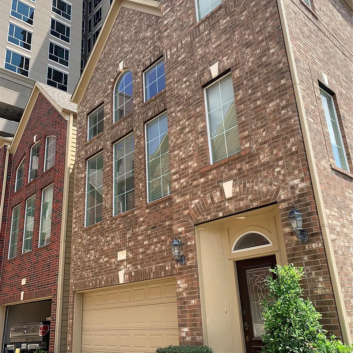 3 bed, 3.0 bath, 2344 sqft, $2,800 — Photo 2
