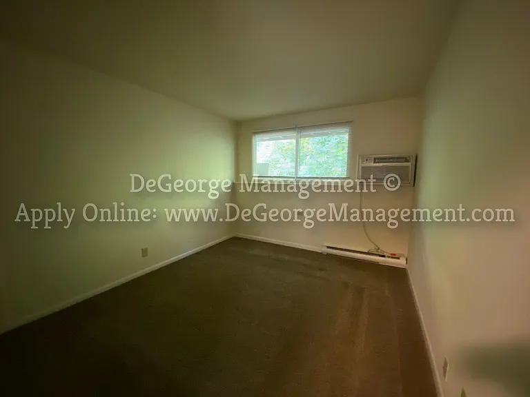 Woodside Court Apartments — Photo 29