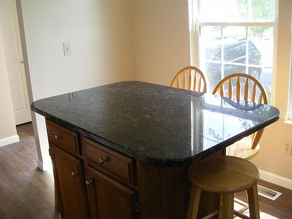 4th image of 3125 Arrowsmith Dr