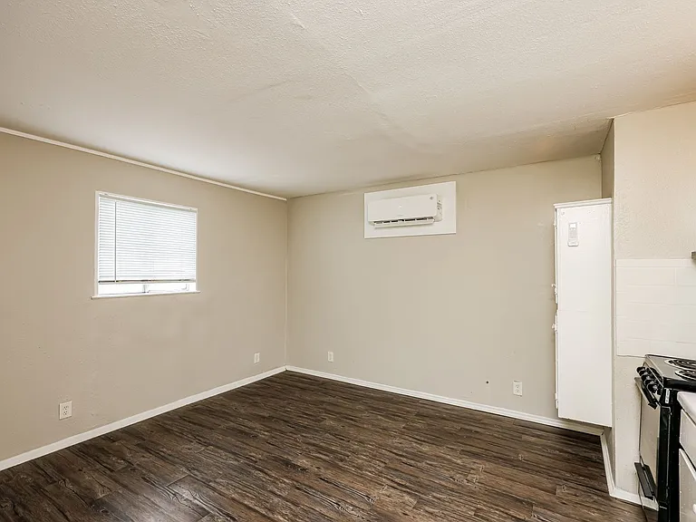 Monarch Court — Photo 9