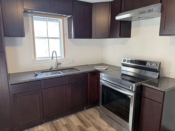 2nd image of 3033 Elgin St