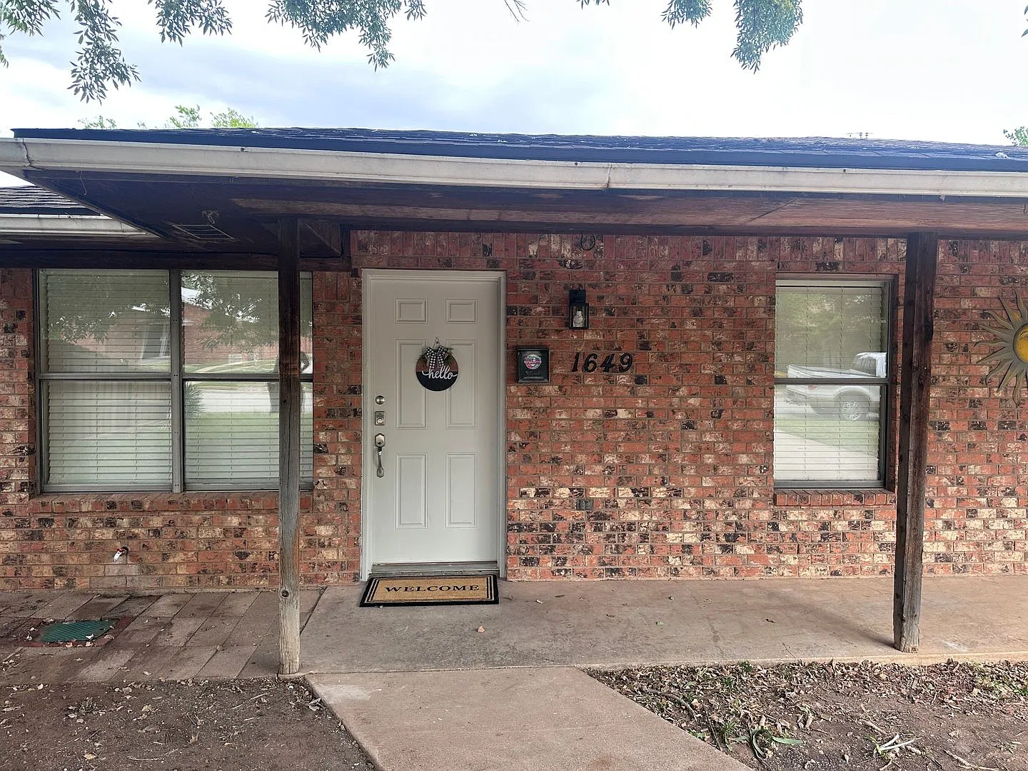 Fully Furnished; All Bills Paid! 2 Bed, 1 Bath Duplex — Photo 2
