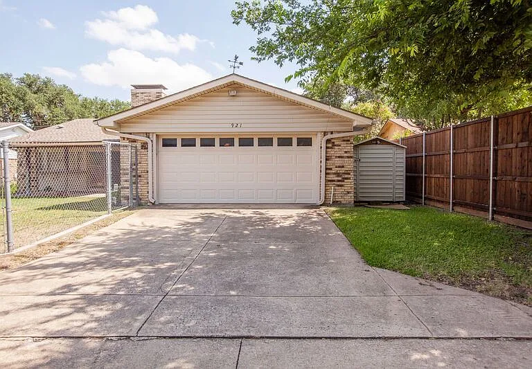 921 Mossvine Dr — Photo 4