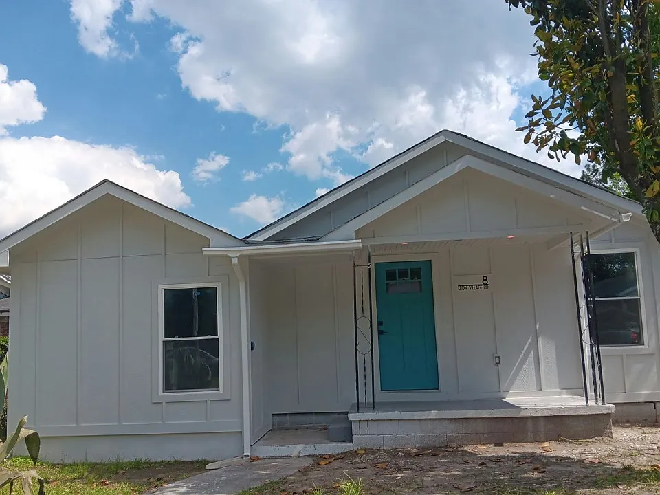 8 Leon Village Dr