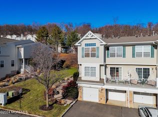 1048 Shadowlawn Dr #700, Green Brook, NJ 08812