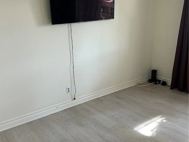 22141 Burbank Blvd #1 — Photo 9