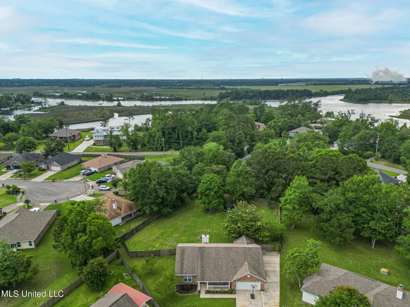 10620 Oak Crest Dr S, Biloxi, MS 39532