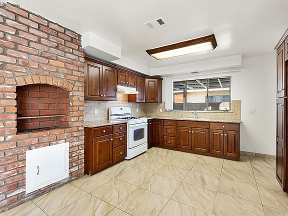 5th image of 207 S Nutwood St