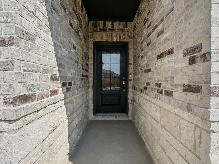 1019 Emberwood Dr — Photo 3