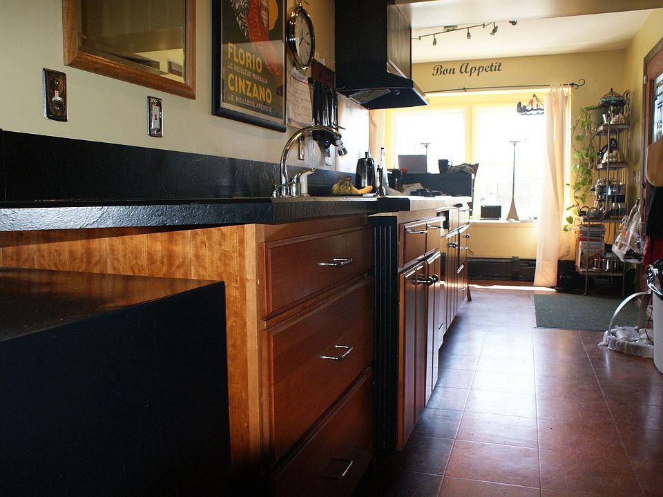 Extra large Galley Kitchen with roll out drawer. Designer kitchen for Pro Chef