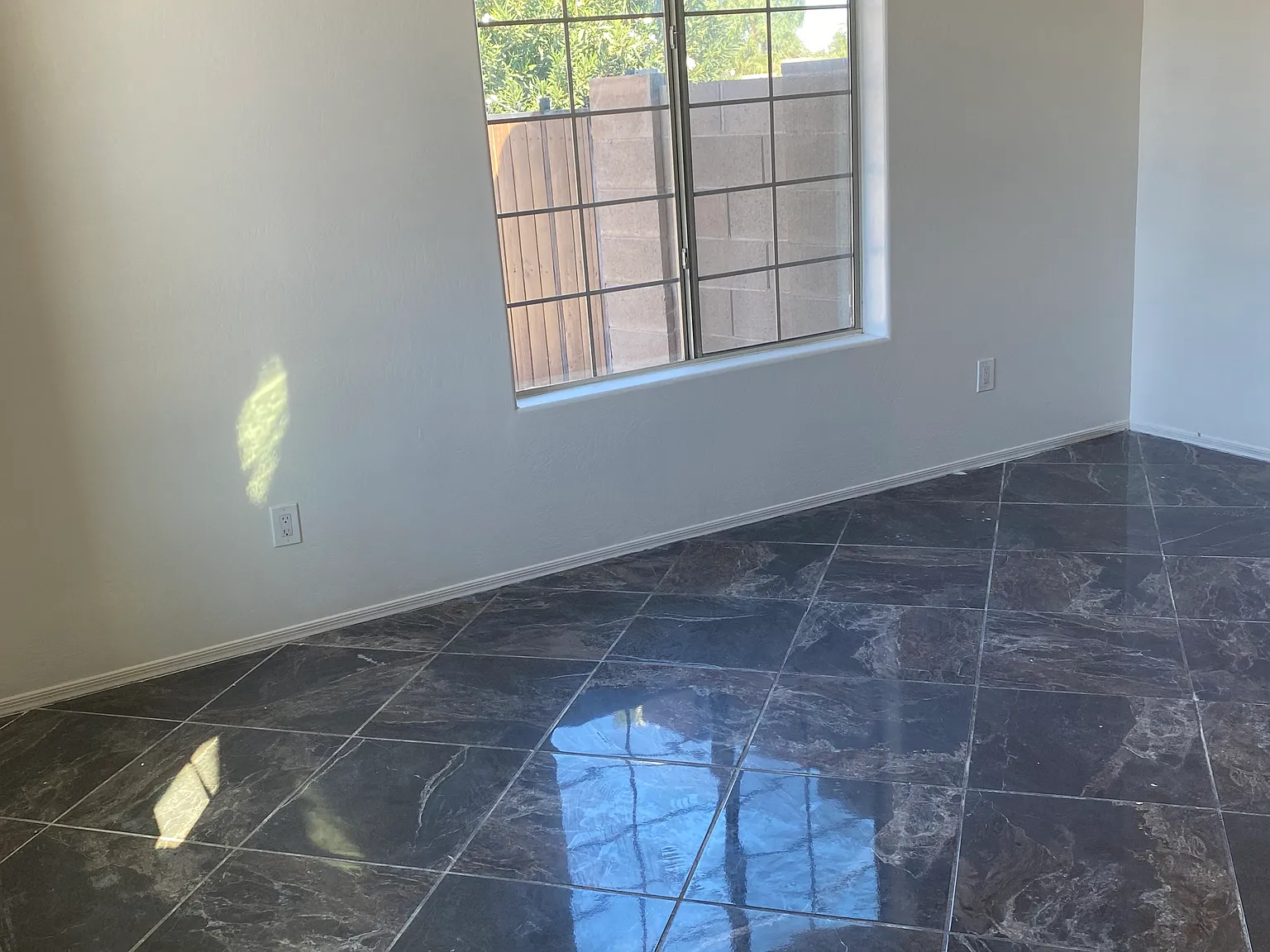 4 bed, $1,900 — Photo 2