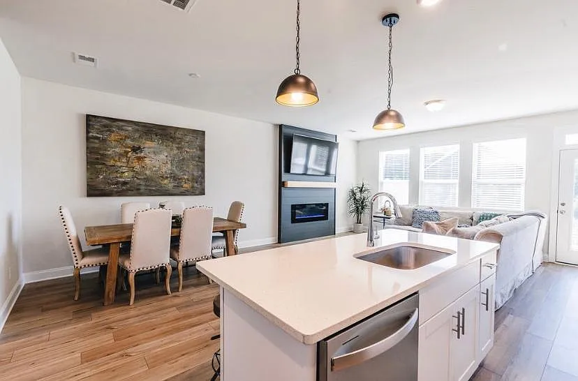 3 bed, 2.5 bath, 1650 sqft, $2,150 — Photo 3