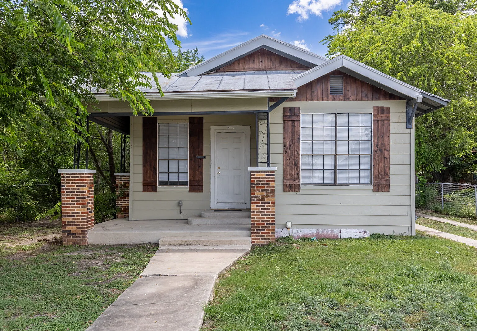 2 bed, 1.0 bath, 994 sqft, $1,395 — Photo 1