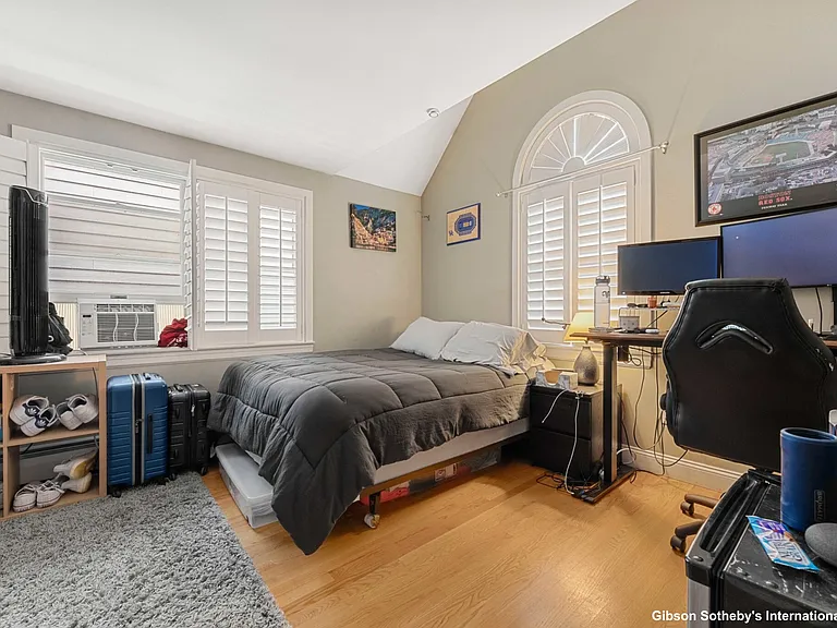 304 W 3rd St — Photo 15
