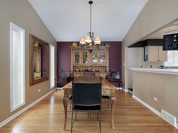 ENTERTAINMENT SIZE  DINING ROOM