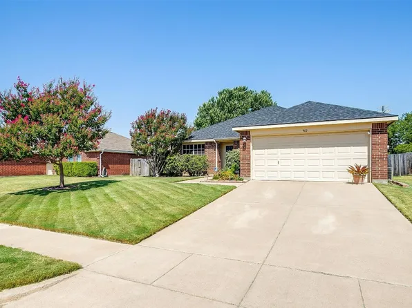 902 Cedar Ridge Ln, Burleson, TX 76028