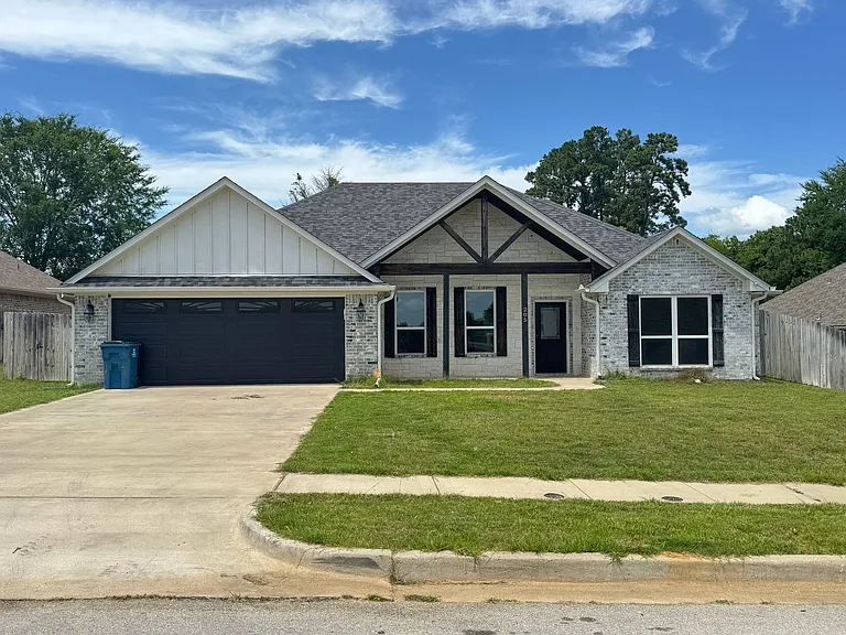 205 Meadow Ln — Photo 1