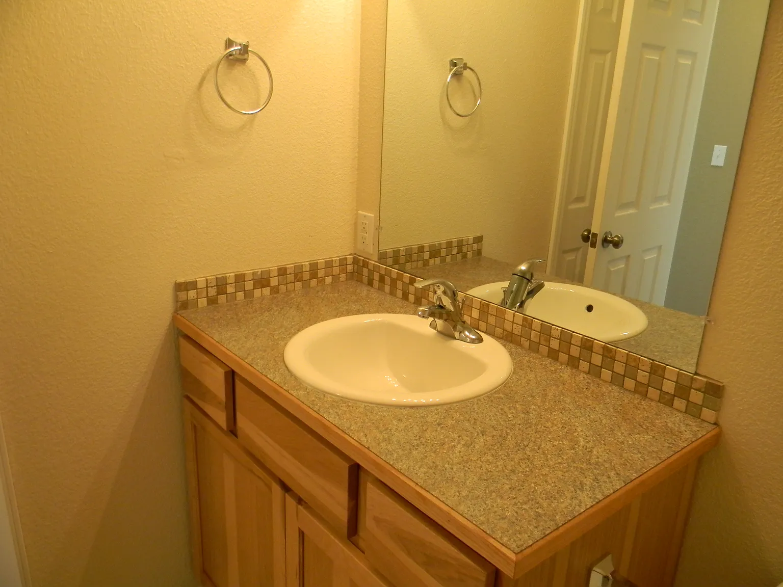 2 bed, 878 sqft, $1,350 — Photo 3