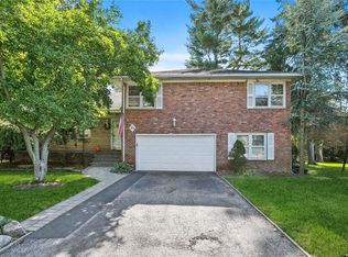 2 Coleman Dr, Williston Park, NY 11596