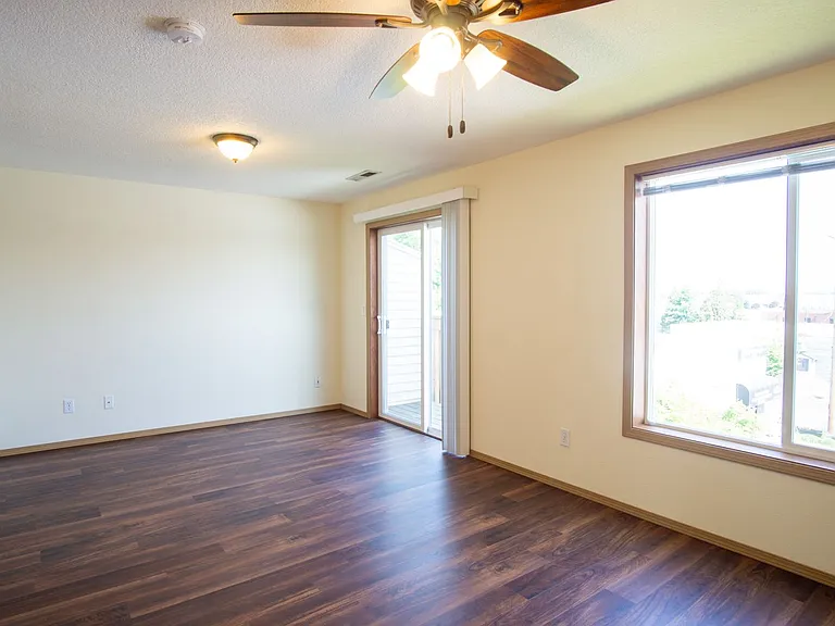 Great Piedmont 3 Bdr Townhouse w/Fireplace, DW + Garage! — Photo 13