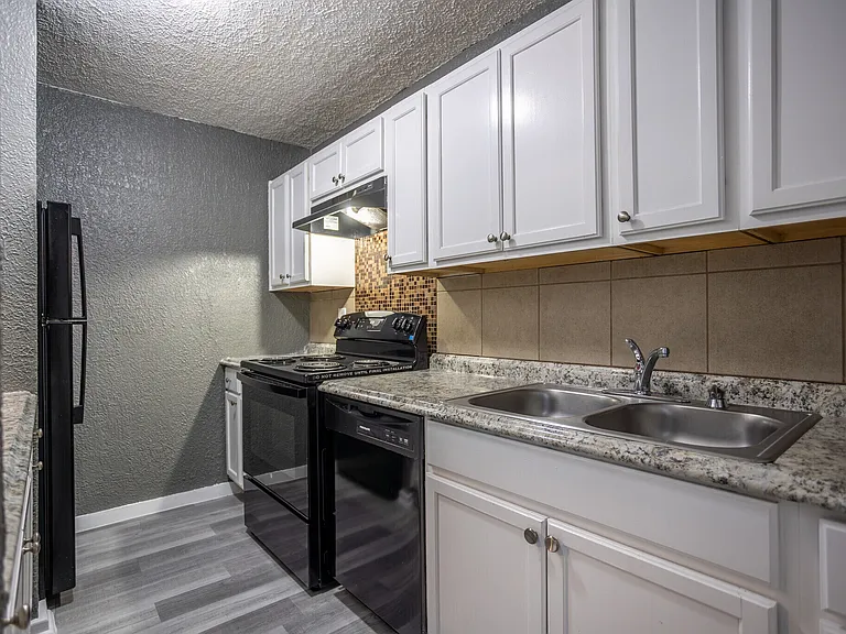 Garland Oaks Apartments — Photo 13