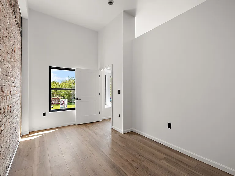 9301 Oakland Ave — Photo 36