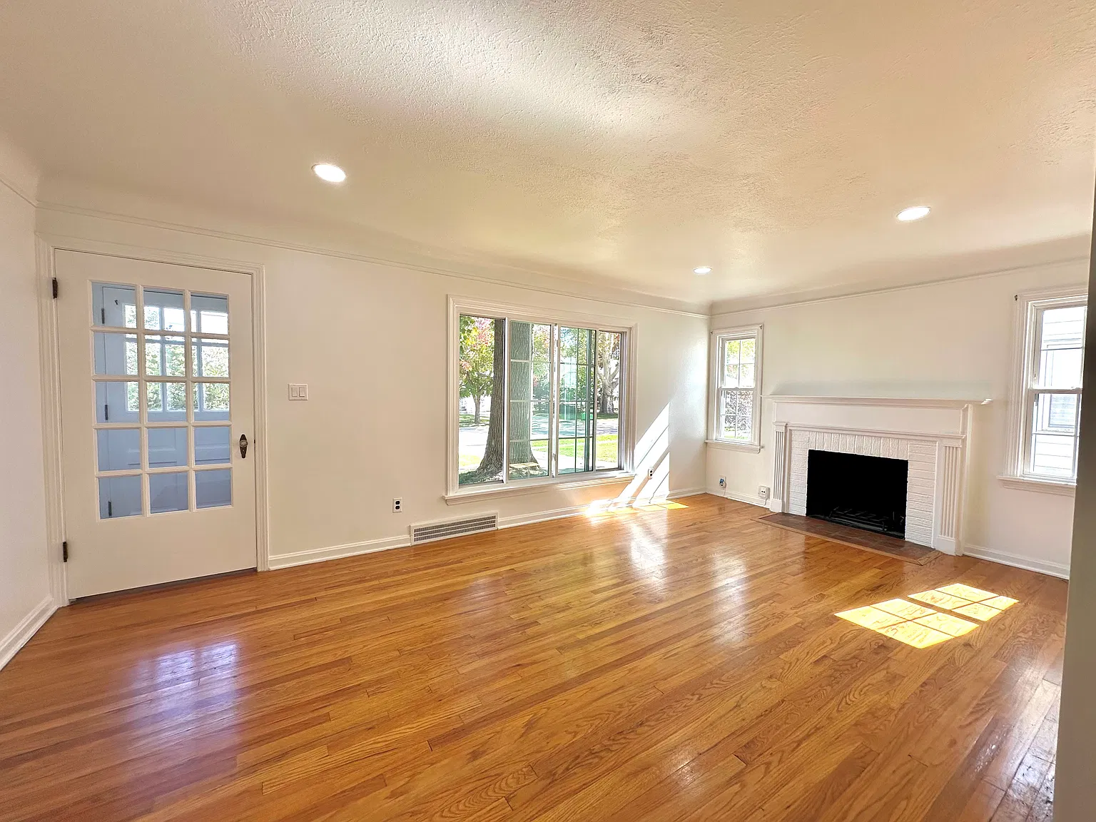 3 bed, 1240 sqft, $2,295 — Photo 4
