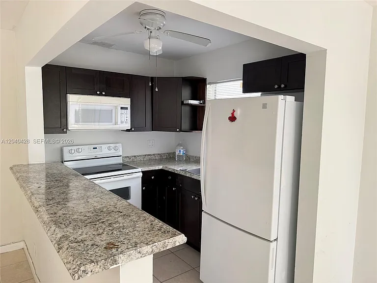 2801 NE 49th St #7 — Photo 1