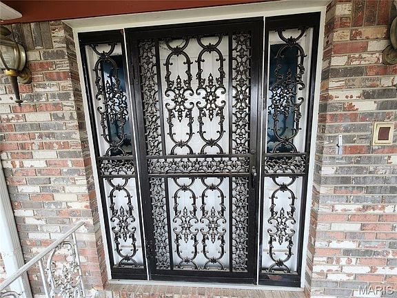 3rd image of 2001 Woodhaven Rd