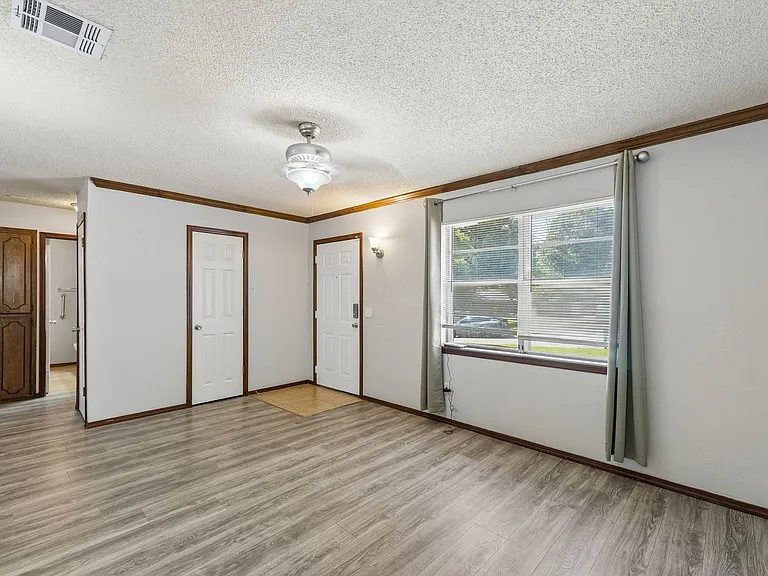 3401 E Noble Dr — Photo 5