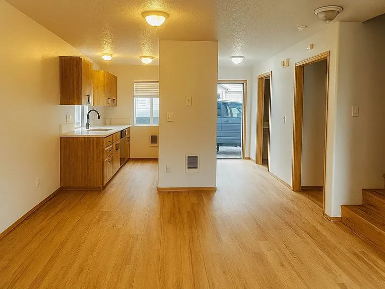 15526 SE Stark St — Photo 4