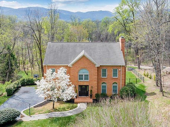 4th image of 1562 Strawberry Mountain Dr