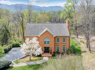 1562 Strawberry Mountain Dr, Roanoke, VA 24018