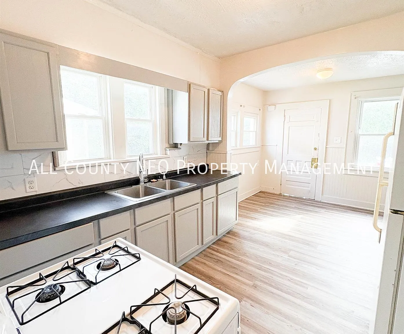 Charming and conveniently located 2-bedroom, 1-bath home in Akron! — Photo 2