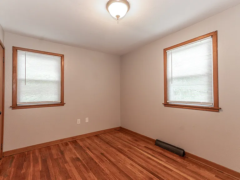 437 Elizabeth St — Photo 17