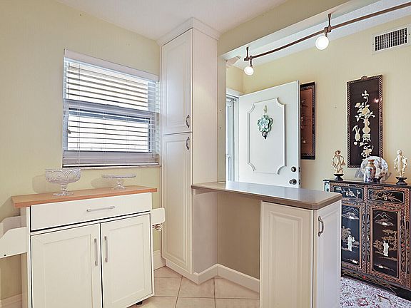 3rd image of 230 NE 26th Avenue #301