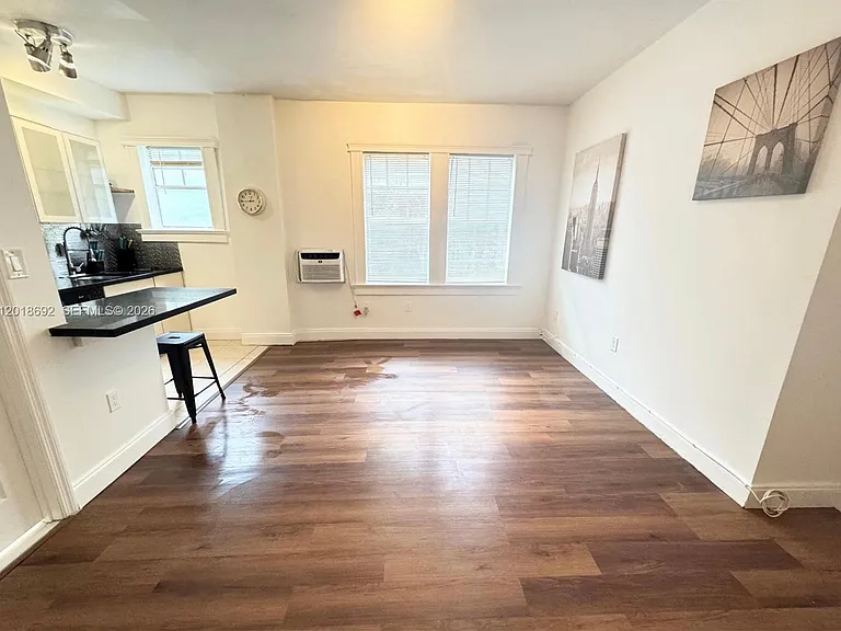 1611 Michigan Ave #4 — Photo 2