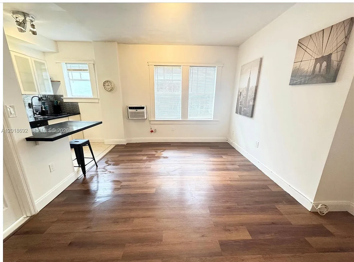 Building Photo - 1611 Michigan Ave #4