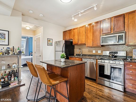 5th image of 2217 W Foster Ave #1
