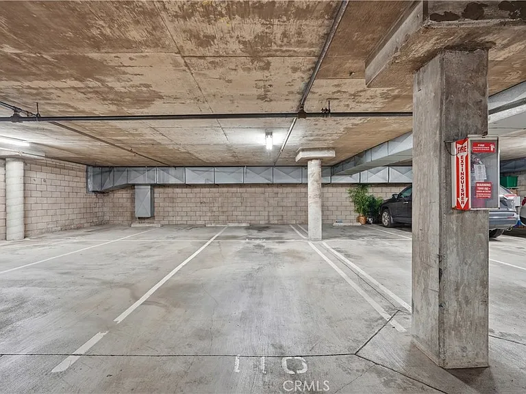 640 W 4th St — Photo 32