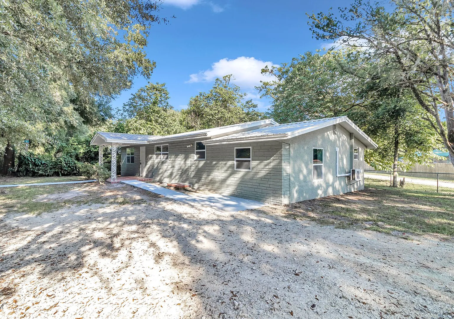 Charming 4-Bedroom, 2-Bathroom Home for Rent in Belleview, FL Newly Renovated! — Photo 2