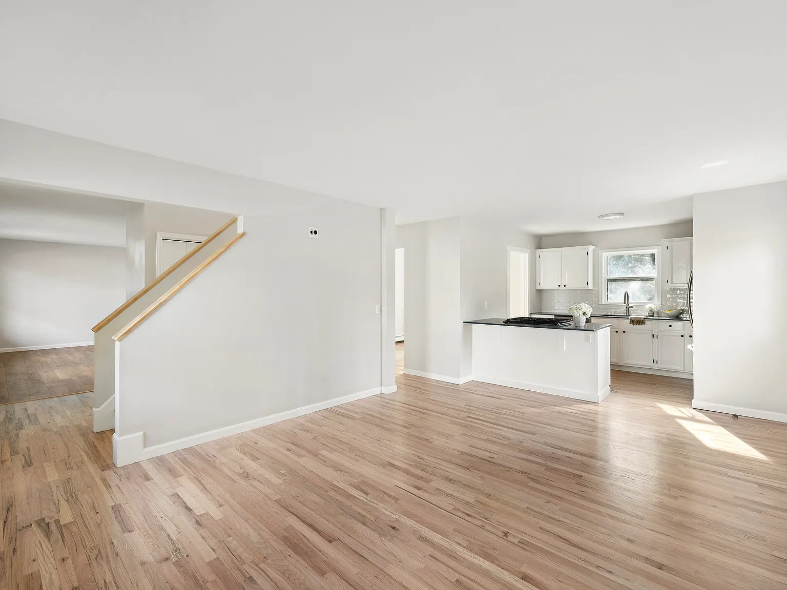 Impeccable 4 Bedroom, 3 Bath Cape Cod Close to the Bay — Photo 4