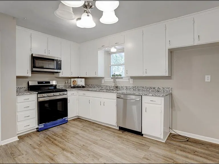 1428 Laurel Ln — Photo 6