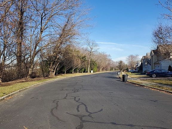 5th image of 14 Crescent Cove Dr