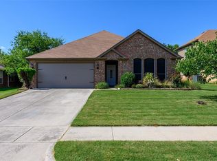 313 Sweet Leaf Ln, Lake Dallas, TX 75065