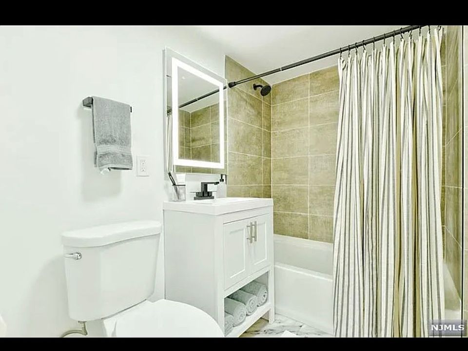 1st image of 571 Boulevard Unita