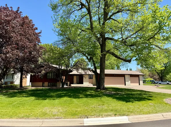 1062 Crestview Dr S, Maplewood, MN 55119