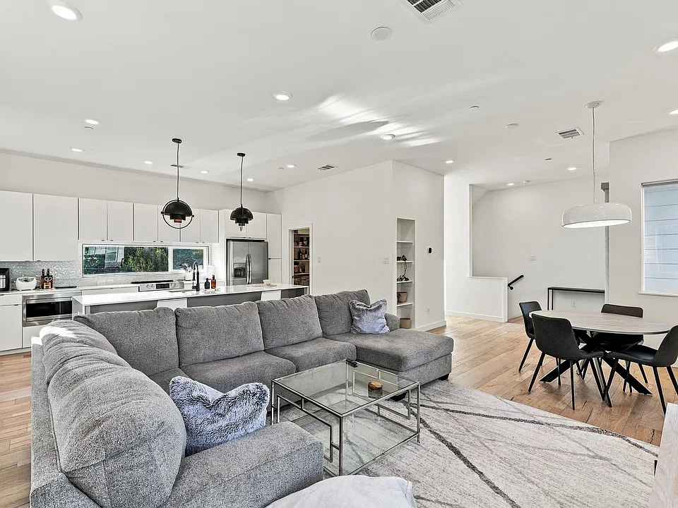 2118 N Carroll Ave #104